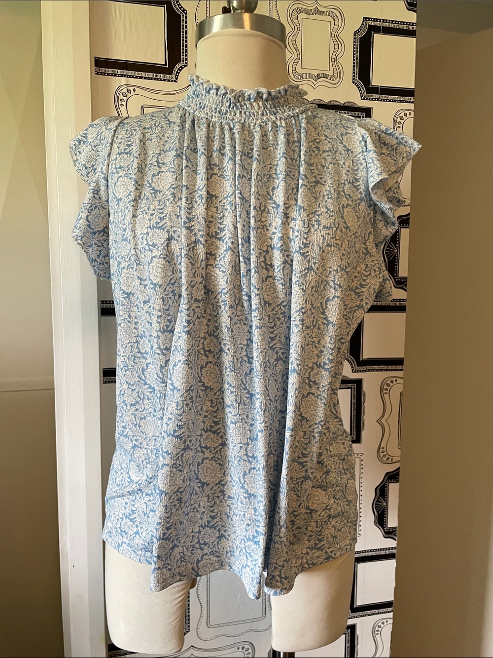 MELLODAY Blue and White Floral Smocked Neck Cap Sleeve Top